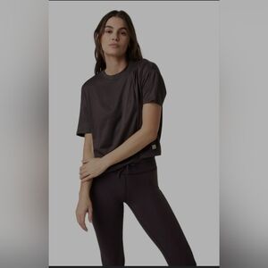 Vuori Energy Tee Womens Chocolate Brown Athletic Athleisure Activewear Large